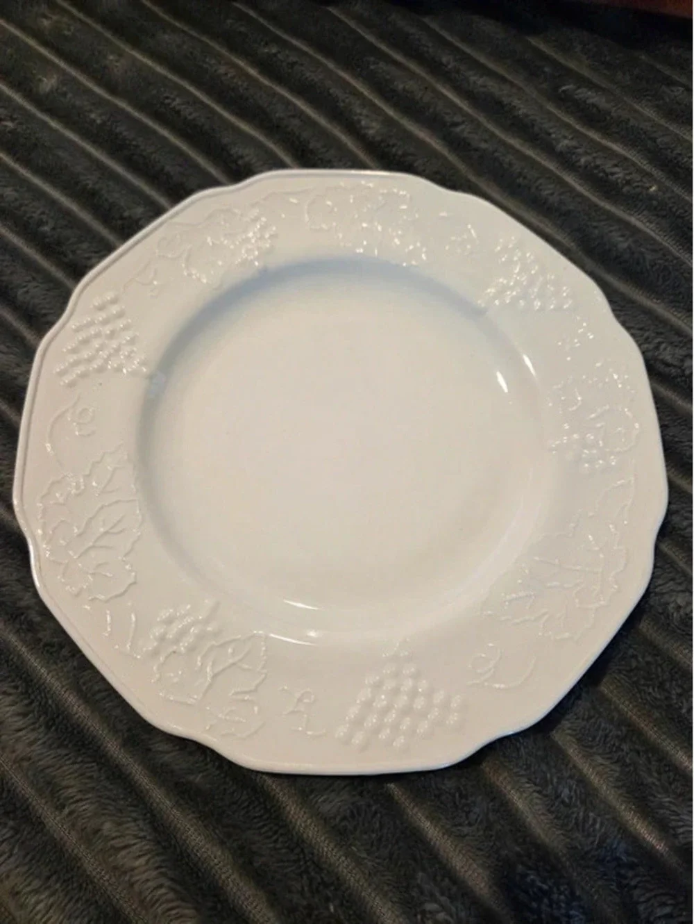 Vintage Colony Harvest Grape milk glass dinner plate